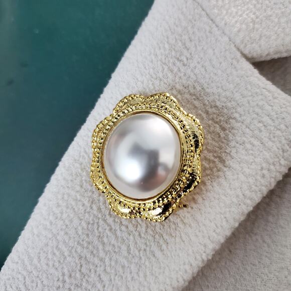 VINTAGE BROOCH GOLD TONE 1.25" FAUX PEARL DOMED CIRCULAR ROUND PIN - Picture 1 of 4